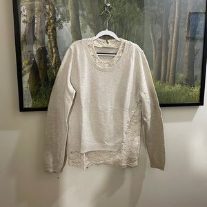 Beautiful sweater in great condition. Medium size.